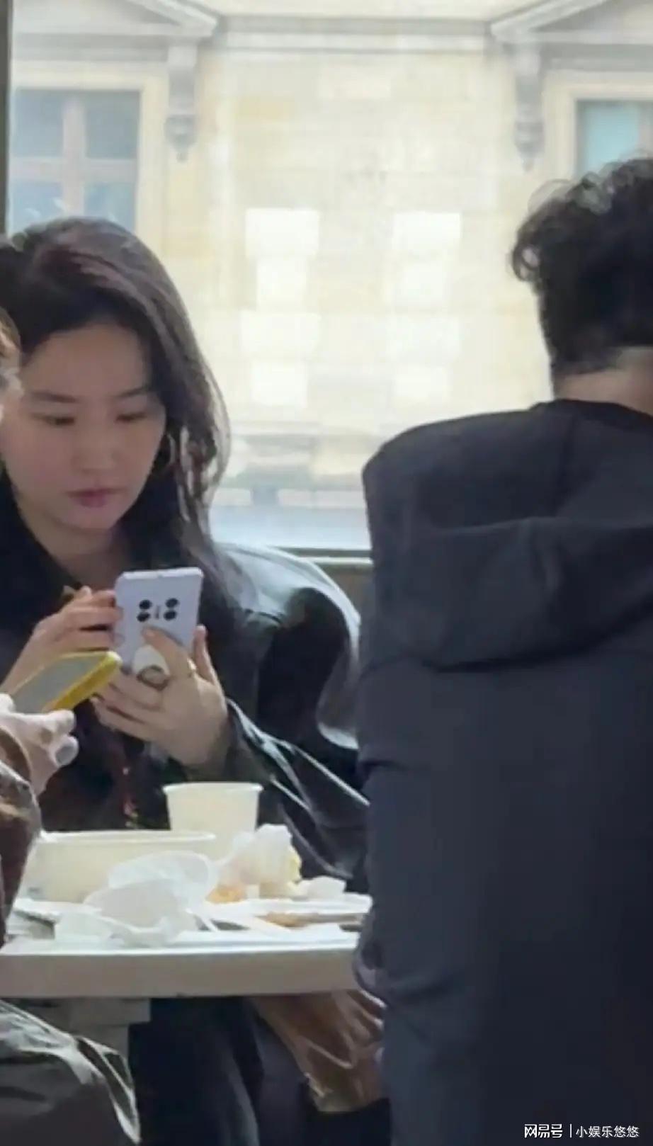 开云体育APP-路人镜头下的刘亦菲胖到不忍直视,手指头跟小柱子似的,好雷人!